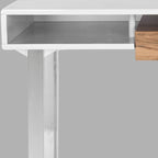 Bureau d'ordinateur moderne blanc et chrome