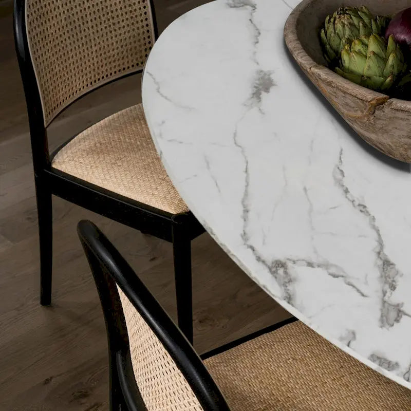 Table à manger sur pied ovale avec plateau en faux marbre blanc