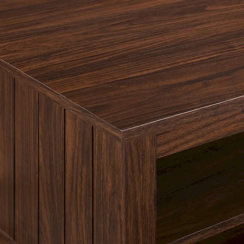 Table basse à panneaux rainurés avec étagère inférieure